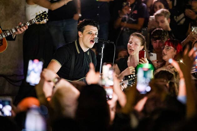 Yungblud gibt Konzert auf der Strasse Arco della Pace in Mailand Yungblud Performs In Concert In Milan Yungblud performs live on the street at Arco della Pace on May 17, 2022 in Milan, Italy Milan Italy  Copyright: xAlessandroxBremecx originalFilename: bremec-yungblud220517_npvTl.jpg