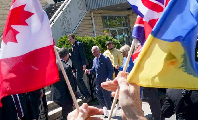 Kanada-Reise von Prinz Charles und Herzogin Camilla, Tag 2 May 18, 2022, Ottawa, Ontario, Canada: Prince Charles and Camilla, Duchess of Cornwall, visit the Ukrainian Orthodox Cathedral, Assumption of the Blessed Virgin, in Ottawa, while on their Canadian Royal tour, Wednesday May 18, 2022. Ottawa Canada - ZUMAc35_ 20220518_zaf_c35_031 Copyright: xSeanxKilpatrickx