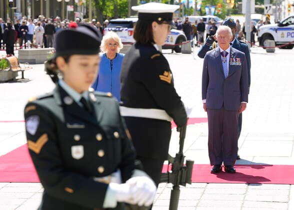 May 18, 2022, Ottawa, ON, Canada: Prince Charles and Camilla, Duchess of Cornwall, visit the National War Memorial in Ottawa, while on their Canadian Royal Tour, Wednesday May 18, 2022. Ottawa Canada  - ZUMAc35_ 20220518_zaf_c35_026 Copyright: xPaulxChiassonx