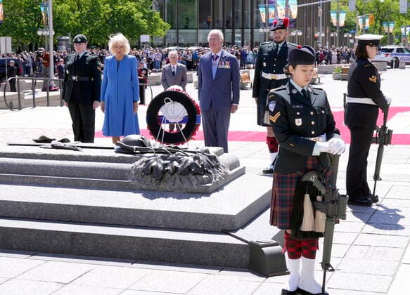 May 18, 2022, Ottawa, ON, Canada: Prince Charles and Camilla, Duchess of Cornwall, visit the National War Memorial in Ottawa, while on their Canadian Royal Tour, Wednesday May 18, 2022. Ottawa Canada  - ZUMAc35_ 20220518_zaf_c35_027 Copyright: xPaulxChiassonx