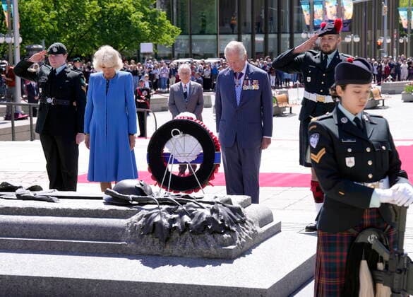 May 18, 2022, Ottawa, ON, Canada: Prince Charles and Camilla, Duchess of Cornwall, visit the National War Memorial in Ottawa, while on their Canadian Royal Tour, Wednesday May 18, 2022. Ottawa Canada  - ZUMAc35_ 20220518_zaf_c35_028 Copyright: xPaulxChiassonx