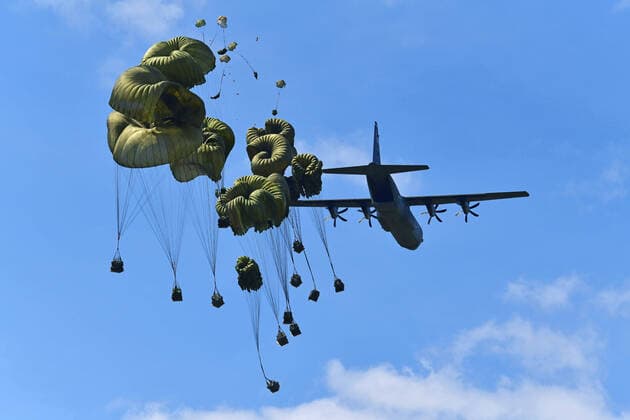 News Themen der Woche KW20 Italien, Fallschirmjäger bei US Air Force Militärübung in Pordenone May 17, 2022, Pordenone, Italy: U.S. Army paratroopers assigned to the Brigade Support Battalion, 173rd Airborne Brigade, conduct an airborne operation from a U.S. Air Force 86th Air Wing C-130 Hercules aircraft onto Juliet Drop Zone, May 17, 2022 in Pordenone, Italy. Pordenone Italy - ZUMAp138 20220517_zaa_p138_007 Copyright: xPaoloxBovo U.S.xArmyx