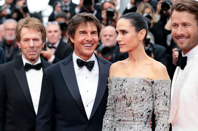 Jerry Bruckheimer, Tom Cruise, Jennifer Connelly and Glenn Powell at the premiere of the feature film Top Gun Maverick at the Festival de Cannes 2022 75 Cannes International Film Festival at the Palais des Festivals Cannes, 18 05 2022. Foto:xS.xGabschx xFuturexImage