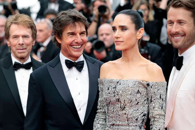 Jerry Bruckheimer, Tom Cruise, Jennifer Connelly and Glenn Powell at the premiere of the feature film Top Gun Maverick at the Festival de Cannes 2022 75 Cannes International Film Festival at the Palais des Festivals Cannes, 18 05 2022. Foto:xS.xGabschx xFuturexImage