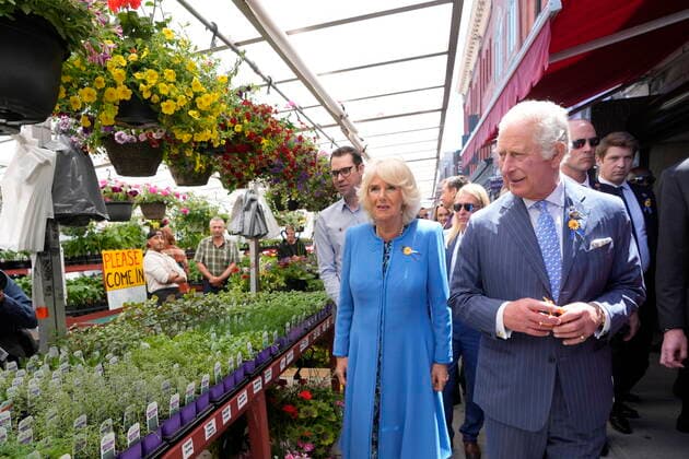 May 18, 2022, Ottawa, ON, Canada: Prince Charles and Camilla, Duchess of Cornwall, check out plants for sale at the Byward Market in Ottawa on their Canadian Royal Tour, Wednesday, May 18, 2022. Ottawa Canada  - ZUMAc35_ 20220518_zaf_c35_051 Copyright: xPaulxChiassonx