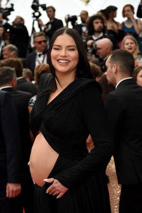 Cannes 2022 - 75Â° Festival Internazionale del cinema, Prima Serata, Red Carpet del film Top Gun: Maverick. Nella foto Adriana Lima incinta  Copyright: xAlbertoxTerenghix xipa-agency.nex xVenezia2020x
