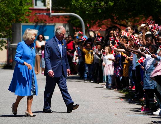 Entertainment Bilder des Tages May 18, 2022, Ottawa, Ontario, Canada: Prince Charles and Camilla, Duchess of Cornwall, visit Assumption Catholic School in Ottawa, while on their 2022 Royal Tour to Canada on Wednesday May 18, 2022. Ottawa Canada  - ZUMAc35_ 20220518_zaf_c35_086 Copyright: xSeanxKilpatrickx