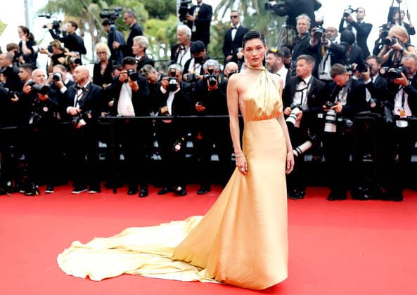 75eme Festival International du Film de Cannes. Montée des marches du film d?ouverture «Top Gun: Maverick». 75th International Cannes Film Festival. Opening with Red carpet of « Top Gun: Maverick» movie. 280309 0000-00-00 Cannes France Elizabeth, Grace  Copyright: xTerencexBaelenx STAR_280309_090