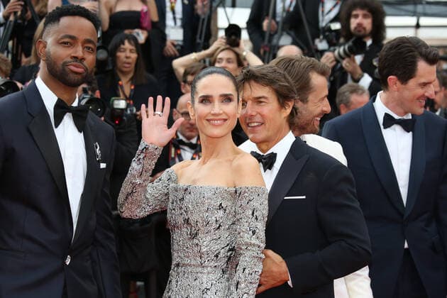 75eme Festival International du Film de Cannes. Montée des marches du film Top Gun: Maverick . 75th Cannes Film Festival. Red carpet of the film Top gun : Maverick . Jay Ellis, Jennifer Connelly, Tom Cruise, Glen Powell and Joseph Kosinski. 280312 2022-05-18 Cannes France  Copyright: xIsabellexVautierx xStarfacex STAR_280312_035