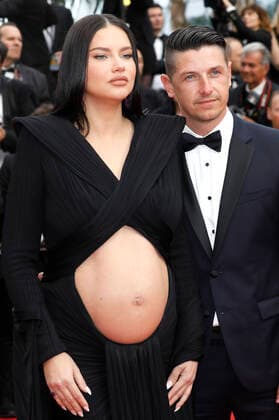Adriana Lima with life partner Andre Lemmers at the premiere of the feature film Top Gun Maverick at the Festival de Cannes 2022 75 Cannes International Film Festival at the Palais des Festivals Cannes, 18 05 2022. Foto:xD.xBedrosianx xFuturexImage