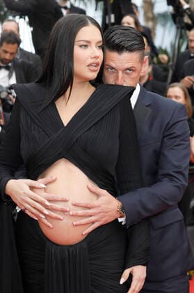 Adriana Lima with life partner Andre Lemmers at the premiere of the feature film Top Gun Maverick at the Festival de Cannes 2022 75 Cannes International Film Festival at the Palais des Festivals Cannes, 18 05 2022. Foto:xD.xBedrosianx xFuturexImage