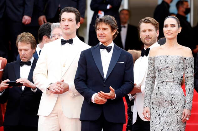 Jerry Bruckheimer, Miles Telles, Tom Cruise, Glen Powell and Jennifer Connelly at the premiere of the feature film Top Gun Maverick at the Festival de Cannes 2022 75 Cannes International Film Festival at the Palais des Festivals Cannes, 18 05 2022. Foto:xD.xBedrosianx xFuturexImage