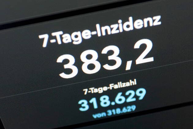 RKI dashboard, 7 day incidence is now 383.2 7 day incidence, RKI dashboard on a monitor on 19 05 2022 in Siegen Germany.