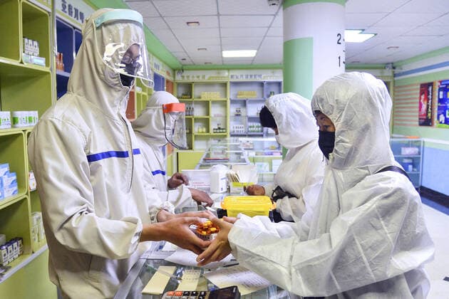 Coronavirus in Nordkorea, Eindrücke aus Pjöngjang COVID-19 fears in N. Korea A member (L) of the North Korean military s medical section hands medicine to a citizen (R) at a pharmacy in Pyongyang on May 18, 2022, amid growing fears over the spread of COVID-19 infections.  A14AA0001291388P
