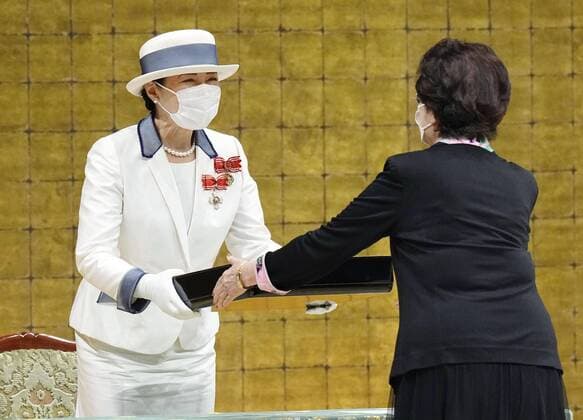 Entertainment Themen der Woche KW20 Entertainment Bilder des Tages Japan Empress Masako at Red Cross event Japanese Empress Masako (L) attends a Japanese Red Cross Society event in Tokyo on May 19, 2022, wearing a face mask for protection against the novel coronavirus.  A14AA0001291397P