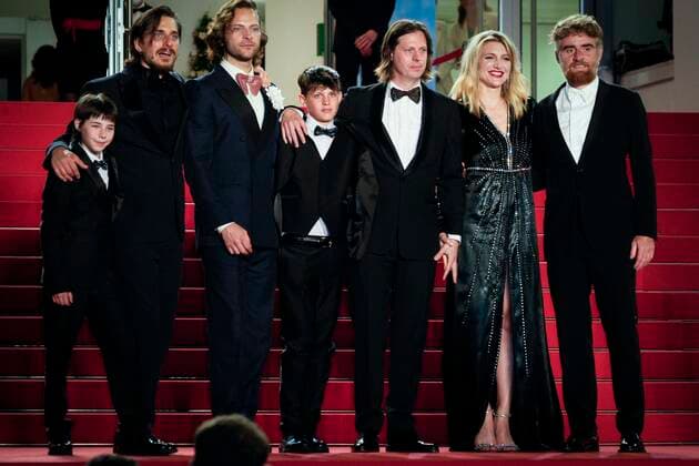 Photo IPP Daniele Cifala™ Cannes 18 05 2022 The Eight Mountains The Eight Mountains Red Carpet The 75th Annual Cannes Film Festival in the photo Luca Marinelli, Alessandro Borghi Lupo Barbiero, Felix van Groeningen, Charlotte Vandermeersch , Alessandro Borghi and Cristiano Sassella and writer Paolo Cognetti Italy Photo Press World Copyright  0