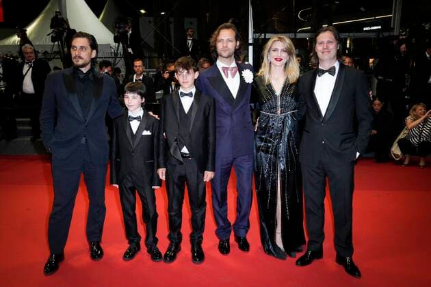 Photo IPP Daniele Cifala™ Cannes 18 05 2022 The Eight Mountains The Eight Mountains Red Carpet The 75th Annual Cannes Film Festival in the photo Luca Marinelli, Lupo Barbiero, Felix van Groeningen, Charlotte Vandermeersch , Alessandro Borghi and Cristiano Sassella Italy Photo Press World Copyright  0