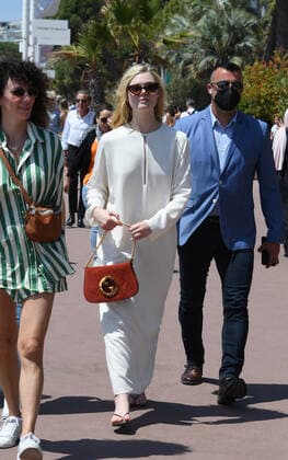 75th Cannes film festival 2022, Elle Fanning esce dall Hotel Martinez e fa una passeggiata sulla Croisette  Copyright: xCannesx2022x xipa-agency.netx xVenezia2020x