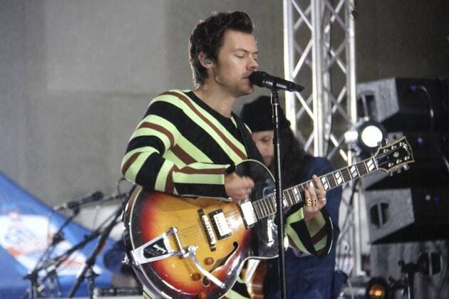 Harry Styles on NBC Today™s Citi Summer Concert Series at Rockefeller Center. May 19, 2022, New York, USA: The GRAMMY winning global superstar Harry Styles is performing live at NBC Today™s Citi Summer Concert Series at Rockefeller Center with fans over crowding the center under rainfall which hasn™t deterred any of the fans protected by their ponchos and umbrellas. Harry is releasing his third album, Harry s House. (Foto: Niyi Fote TheNews2 imago images) Harry Styles on NBC Today™s Citi Summer Concert Series at Rockefeller Center.  Copyright: xNiyixFotex
