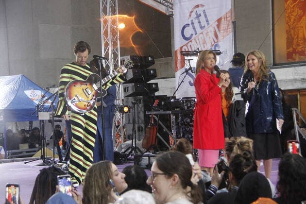 Harry Styles on NBC Today™s Citi Summer Concert Series at Rockefeller Center. May 19, 2022, New York, USA: The GRAMMY winning global superstar Harry Styles is performing live at NBC Today™s Citi Summer Concert Series at Rockefeller Center with fans over crowding the center under rainfall which hasn™t deterred any of the fans protected by their ponchos and umbrellas. Harry is releasing his third album, Harry s House. (Foto: Niyi Fote TheNews2 imago images) Harry Styles on NBC Today™s Citi Summer Concert Series at Rockefeller Center.  Copyright: xNiyixFotex