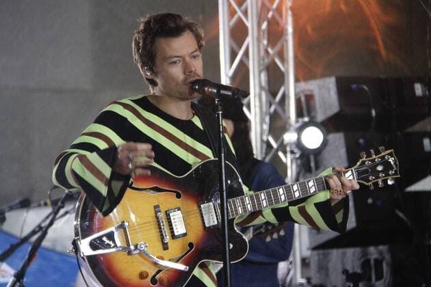 Harry Styles on NBC Today™s Citi Summer Concert Series at Rockefeller Center. May 19, 2022, New York, USA: The GRAMMY winning global superstar Harry Styles is performing live at NBC Today™s Citi Summer Concert Series at Rockefeller Center with fans over crowding the center under rainfall which hasn™t deterred any of the fans protected by their ponchos and umbrellas. Harry is releasing his third album, Harry s House. (Foto: Niyi Fote TheNews2 imago images) Harry Styles on NBC Today™s Citi Summer Concert Series at Rockefeller Center.  Copyright: xNiyixFotex