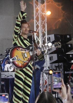 Harry Styles on NBC Today™s Citi Summer Concert Series at Rockefeller Center. May 19, 2022, New York, USA: The GRAMMY winning global superstar Harry Styles is performing live at NBC Today™s Citi Summer Concert Series at Rockefeller Center with fans over crowding the center under rainfall which hasn™t deterred any of the fans protected by their ponchos and umbrellas. Harry is releasing his third album, Harry s House. (Foto: Niyi Fote TheNews2 imago images) Harry Styles on NBC Today™s Citi Summer Concert Series at Rockefeller Center.  Copyright: xNiyixFotex