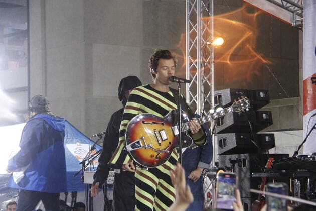Harry Styles on NBC Today™s Citi Summer Concert Series at Rockefeller Center. May 19, 2022, New York, USA: The GRAMMY winning global superstar Harry Styles is performing live at NBC Today™s Citi Summer Concert Series at Rockefeller Center with fans over crowding the center under rainfall which hasn™t deterred any of the fans protected by their ponchos and umbrellas. Harry is releasing his third album, Harry s House. (Foto: Niyi Fote TheNews2 imago images) Harry Styles on NBC Today™s Citi Summer Concert Series at Rockefeller Center.  Copyright: xNiyixFotex