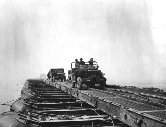 U.S enginneers bridge the Rhine (March 25, 1945) Vehicles and men of the 9th U.S Army roll across the pontoon bridge. A smoke screen covers the operations from enemy observation (Rhine River) March 25, 1945 Copyright: xPhoto12 Coll-DITE USISx DIT01047_105