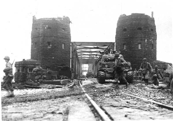 U.S tank arrives on east bank of the Rhine river Remagen Bridge(Germany) March 1945 A 1st U.S Army tank rolls off the east end of the Rhie river bridge at Remagen (Germany) under enemy fire as U.S infanterymen advance to consolidate and expand the eastbank bridgehead (March 7, 1945) Copyright: xPhoto12 Coll-DITE USISx DIT01047_141