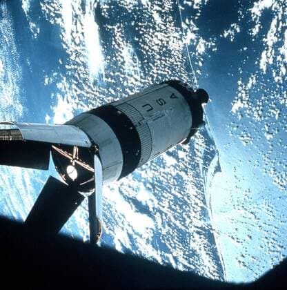 Apollo 7 rendez-vous in Space with the second stage of Saturn 1B rocket (October 11, 1968) The inert second stage of the Saturn 1B launch vehicle is photographed from the Apollo 7 capsule during rendez-vous manoeuvers in space over Cape Kennedy (October 11, 1968) Copyright: xPhoto12 Coll-DITE NASAx DIT01047_223