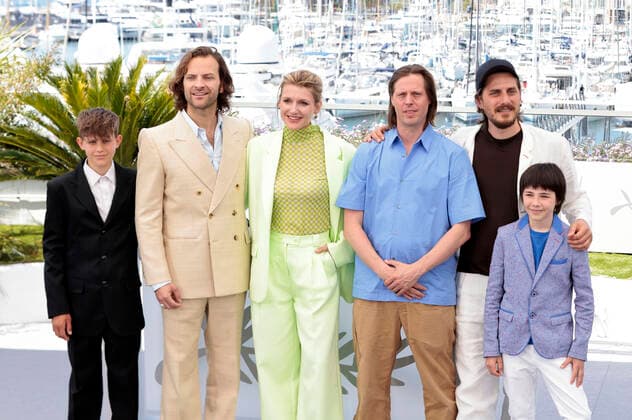 Christian Sassella, Alessandro Borghi, Charlotte Vandermeersch, Felix Van Groeningen, Luca Marinelli and Lupo Barbiero at the photocall for the feature film The Eight Mountains Le otto montagne at the Festival de Cannes 2022 75 Cannes International Film Festival at the Palais des Festivals Cannes, 19 05 2022. Foto:xS.xGabschx xFuturexImage