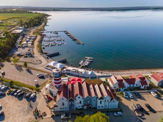 LeuchtTurm am Geierswalder See DEU Sachsen Geierswalde (Honorarpflichtiges Foto Â Tel. 0171 6254657) Die sächsische Seite des Lausitzer Seenlandes weist mit dem LeuchtTurm Hotel ein weiteres Wahrzeichen für das Wassersportareal am Geierswalder See auf. Der Geierswalder See, an der Grenze von Sachsen zu Brandenburg, war der erste neu entstandene Tagebaurestsee der Lausitzer Seenkette, der seinen Endwasserstand erreichte. Aus dem Restloch des Braunkohlentagebaus Koschen (bis 1973) entstand ein kuenstlicher See mit einem 2,7 Kilometer langen Strand und eine Wasserfläche von 620 Hektar. Im touristischen Entwicklungskonzept der -Freizeit- und Wasserwelt Geierswalde- gibt es vier Teilbereiche: eine Sportboothafen und Wasserwanderstuetzpunkt