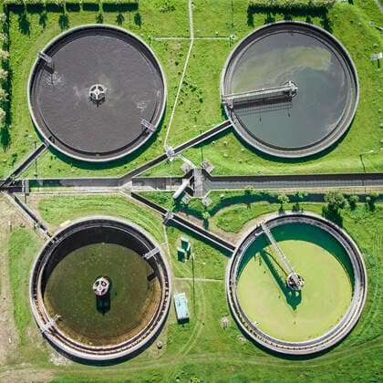 IMAGO Nature: Unsere Erde, Energiequellen, Biomasse Aerial view of sewage treatment plant in Poland. , 23863882.jpg, above, aerial, air, bacterium, biology, biomass, bird, circle, cleaning, construction, dirty, drone, ecology, environment, europe, facility, factory, flight, flow, fly, garbage, green, industrial, industry, land, plane, plant, poland, processing, purification, purified, purity, recycle, recycling, reduce, removal, river, road, sewage, sludge, smell, tank, treatment, tree, unpleasant, urban, view, waste, water, wroclaw,