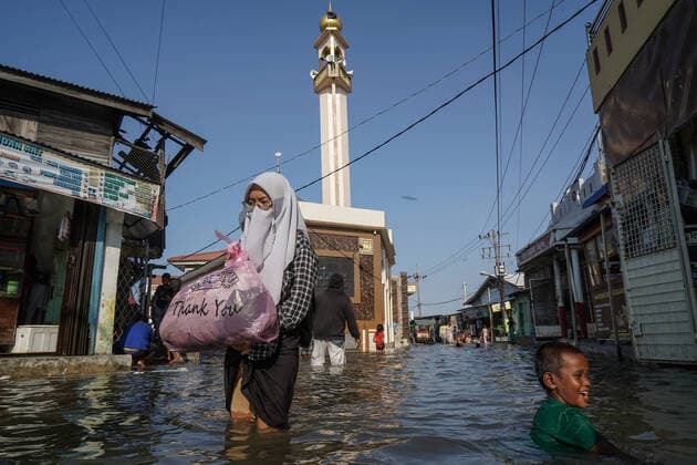 IMAGO Nature: Unsere Erde, Klimawandel, Überschwemmungen News Bilder des Tages May 19, 2022, Medan, North Sumatra, Indonesia: Tidal flooding due to rising sea levels occurred in Medan Belawan District, Medan City, North Sumatra Province, Indonesia on Thursday 19 May 2022. Floods that continue to increase from year to year in the area are thought to be due to the impact of climate change, in addition to the mangrove forest on the Belawan sea coast, only about 10% of the mangrove forest that should exist here remains. Medan Indonesia - ZUMAh161 20220519_zip_h161_019 Copyright: xSaddamxHuseinx