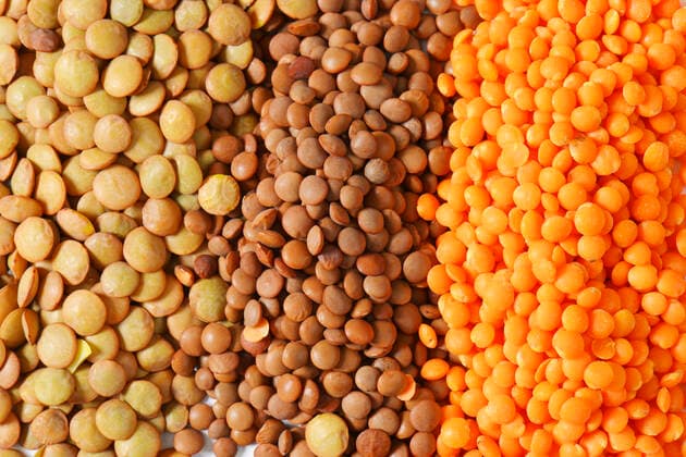IMAGO Nature: Unsere Erde, Klimawandel, Ernährung, Pflanzen der Zukunft, Linse Studio shot of lentil varieties , 23869240.jpg, lentils, pulse, edible, whole, seeds, brown lentils, red lentils, continental lentils, Masoor, skinned, Lens culinaris, legume, dried, uncooked, raw, pile, heap, variety, assorted, background, full frame, above, overhead, top view,