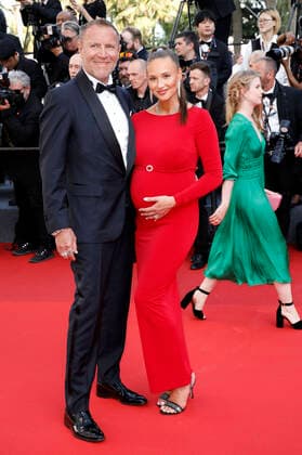 Renny Harlin with partner Johanna Kokkila at the premiere of the feature film Armageddon Time at the Festival de Cannes 2022 75 Cannes International Film Festival at the Palais des Festivals Cannes, 19 05 2022. Foto:xS.xGabschx xFuturexImage