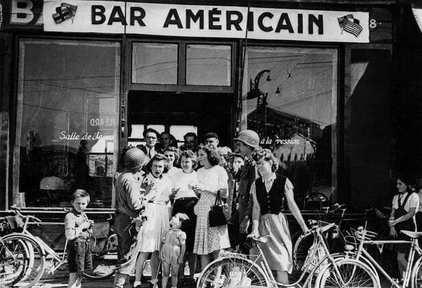 American Bar in business again in Le Mans, August 1944 French civilians and U.S. troops fraternise at the entrance of the American Bar in Le Mans, August 1944 Copyright: xPhoto12 Coll-DITE USISx DIT01079_174