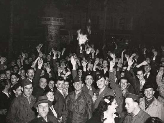 Celebration of the German surrender in Paris (May 8, 1945) Crowd of Frenchs and Americans wave happily to celebrate the German surrender in Paris (France) May 8, 1945. Copyright: xPhoto12 Coll-DITE USISx DIT01079_186