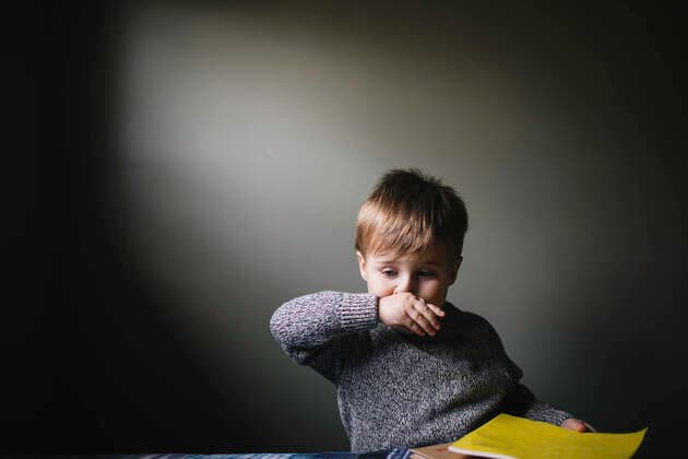Creative Highlights Symbolbilder Young boy wiping nose with hand, 06.02.2017, Copyright: xJenniferxvanxSonx, model released, wearing,wiping,gray background,gray color,portrait,waist up,addiction,childhood,innocence,dirty,child,hand,nose,caucasian ethnicity,male,boy,only one boy,one person,casual clothing,sweater,smiling,shadow,dimly lit,4 to 5 years,bad manners,germ,cold and flu,low light,February 2017 Release,Wiping,Caucasian Ethnicity,Child,Elementary Age,4-5 Years,Male,Boys,Addiction,Childhood,Innocence,Rudeness,Bad Manners,Unwell,Illness,Cold And Flu,One Person,Dirty,Smiling,Coloured Background,Grey Background,Waist Up,Animal Body Part,Animal Limb,Animal Hand,Animal Nose,Human Hand,Hand,Human Nose,Micro Organism,Bacteria,Casual Clothing,Outerwear,Sweater,Symbol,Orth IS09B4FX7