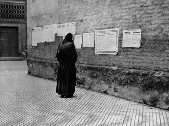 Liberation news in Strasbourg (France) November 24, 1944 An aged Alsatian woman reads Allied military proclamations printed both in French and German and posted on a wall of the town square in Strasbourg (France) November 24, 1944. Copyright: xPhoto12 Coll-DITE USISx DIT01079_216