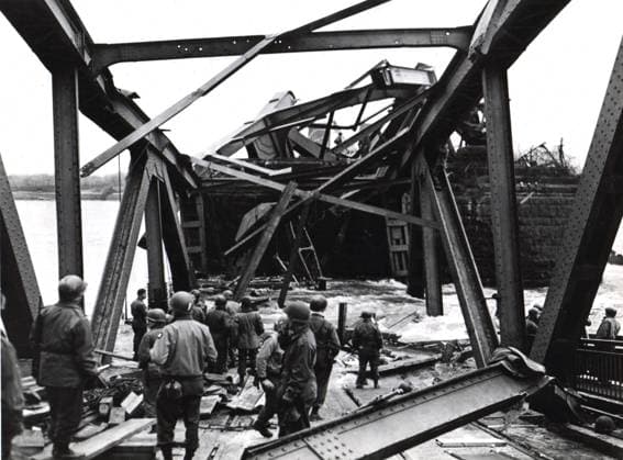 Collapse of Remagan Bridge March 17, 1945 American soldiers look over the debris from the east end of the Remagen railroad bridge (Germany), which collapsed March 17, 1945. Copyright: xPhoto12 Coll-DITE USISx DIT01103_053