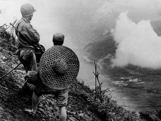 American and Chinese soldier observe Salween River battle, 1944 A Chinese soldier and a U.S. liaison officer of the American Y-Force stand side by side on a mountain top watching forward movements by Chinese troops in the Salween river area in Southwest China (1944). Copyright: xPhoto12 Coll-DITE USISx DIT01103_193