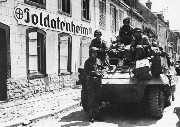 US Soldiers in front of a Soldatenheim (June 1944) World War II US Soldiers in Normandy have stopped their scout car in front of a Soldatenheim (soldiers home) in Valognes, after the liberation of the town. June 24, 1944 Copyright: xPhoto12 Coll-DITEx DIT04022_27394