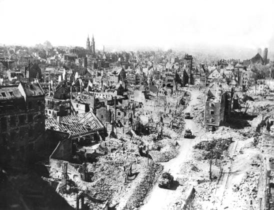 Nazi festival city devastated ( April 20, 1945) Tanks of the 3rd Infantry Division of the 7th U.S. Army rumble through a street in Nuremberg (Germany) flanked by gutted buildings and piles of rubble (April 20, 1945) Copyright: xPhoto12 Coll-DITE USISx DIT01138_080