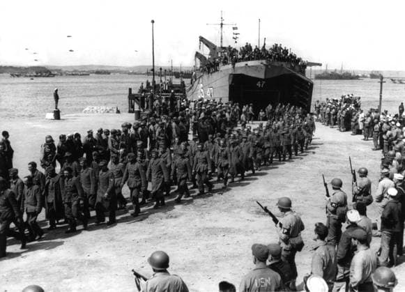 German prisoners land in England (June 1944) Pouring from the bow doors of an American landing ship, German soldiers captured in the initial assault on the coast of Normandy (France) land in England en route to prisoner-of-war camps (June 1944) Copyright: xPhoto12 Coll-DITE USISx DIT01138_137
