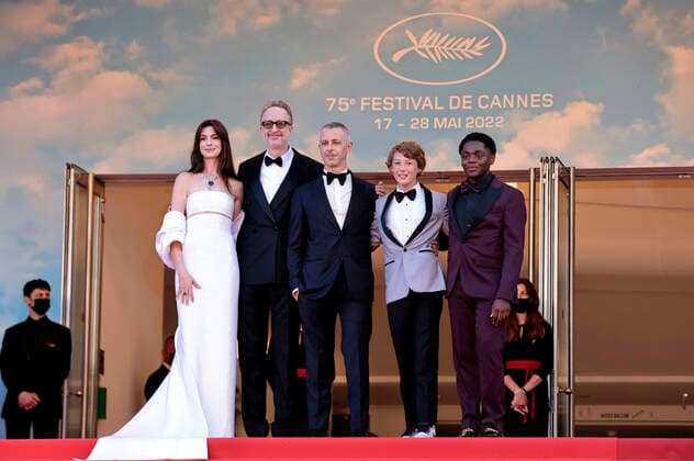 Anne Hathaway, James Gray, Jeremy Strong, Michael Banks Repeta and Jaylin Webb at the premiere of the feature film Armageddon Time at the Festival de Cannes 2022 75 Cannes International Film Festival at the Palais des Festivals Cannes, 19 05 2022. Foto:xS.xGabschx xFuturexImage