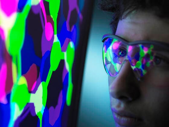 Creative Highlights Symbolbilder Student understanding the design of a molecular structure on computer screen in laboratory, 03.05.2019, Copyright: xAndrewxBrookesx wearing,learning,studying,looking,gazing,working,multi colored,close-up,colorful,headshot,reflection,side view,adolescence,anticipation,complexity,concentration,connections,discovery,futuristic,idea,scrutiny,innovation,skill,ambition,illuminated,atom,teenager,face,caucasian ethnicity,male,teenage boy,only one teenage boy,man,one person,student,scientist,indoors,laboratory,goggles,safety goggles,communication,darkness,technology,computer monitor,personal computer,medicine,science,biology,chemistry,biochemistry,advancement,design,future plans,monitoring,result,biotechnology,diagnosis,only male,molecular model, IS09C0HX2