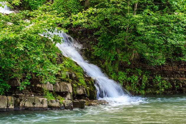 IMAGO Nature: Unsere Erde, Umweltverträgliche Herausforderungen des 21. Jahrhunderts, Regenwald small waterfall coming out of the forest falls to a small mountain stream , 24143892.jpg, waterfall, forest, water, landscape, green, beautiful, nature, stream, rock, scenery, natural, river, flowing, park, spring, mountain, summer, fresh, outdoor, rainforest, environment, stone, wild, flow, tree, fall,