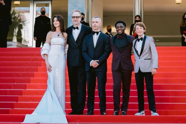 75eme Festival International du Film de Cannes. Montee des marches du film Armageddon Time . 75th Cannes International Film Festival .Red Carpet of the movie Armageddon Time . 280374 2022-05-19 Alpes-Maritimes Cannes France Gray, James; Hathaway, Anne  Copyright: xTerencexBaelenx STAR_280374_129
