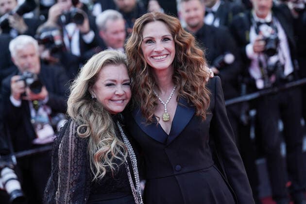 Internationale Filmfestspiele von Cannes, Armageddon Time Premiere Caroline Scheufele - Julia Roberts CELEBRITES : 75Ã me Festival de Cannes - Tapis rouge du film Â« Armageddon Time Â» - 19 05 2022 NorbertScanella Panoramic 
